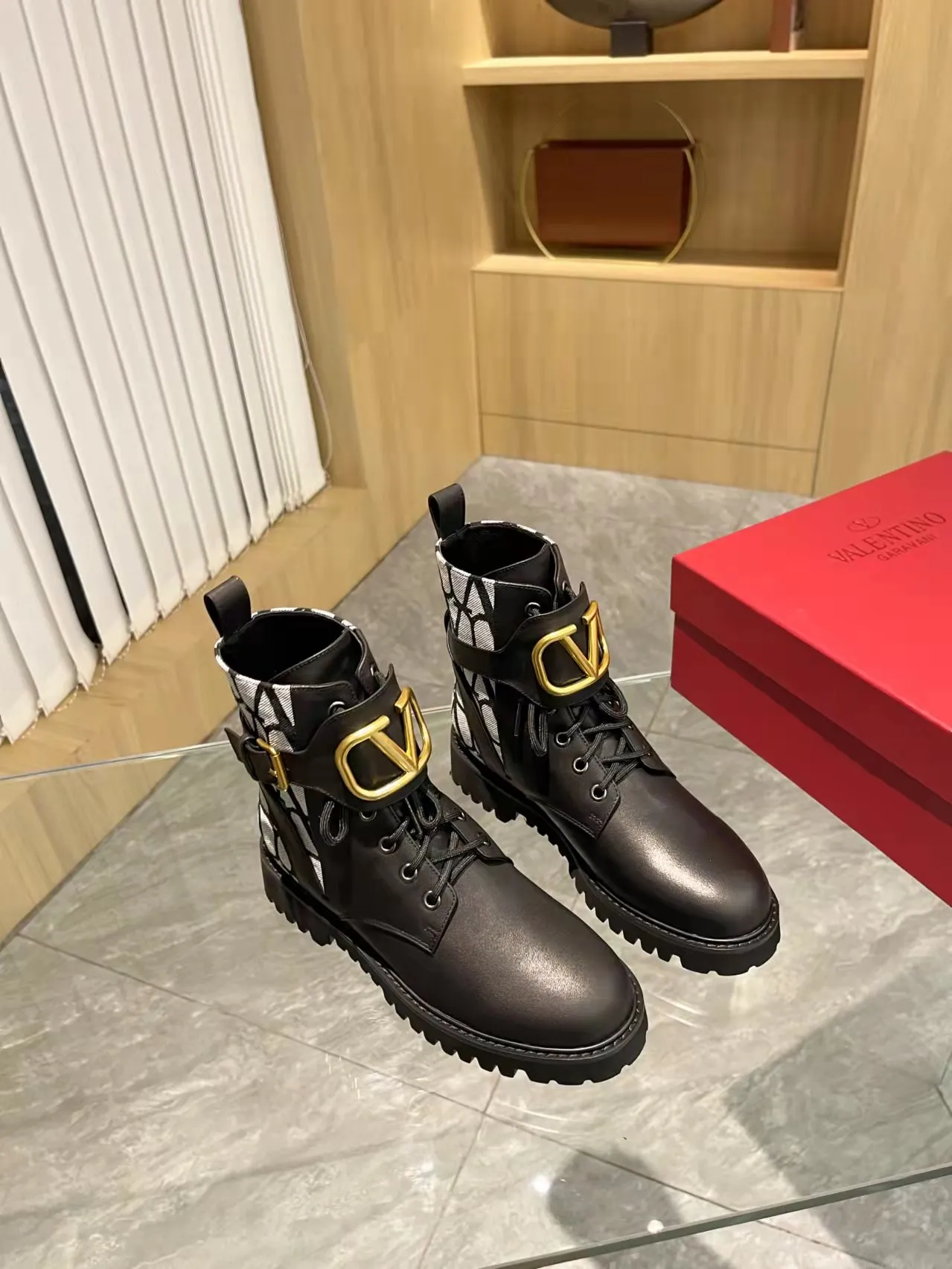 👟👟Ex-factory price 540👟👟 𝑉𝐴𝐿𝐸𝑁𝑇𝐼𝑁𝑂 Valentino's new autumn and winter Martin boots. The unique [V logo fabric print pattern] brings out a full sense of high-end, worth buying★Absolutely high-grade❥Original method Absolute sensibility❥Elegant style Create a different feeling, simple and elegant style!  Fabric: fabric printed cloth + imported cowhide. Lining: inner sheepskin. Bronze large buckle with high-end printing. Color: black, brown. Size: 35-41. (42 customized items cannot be returned or exchanged)